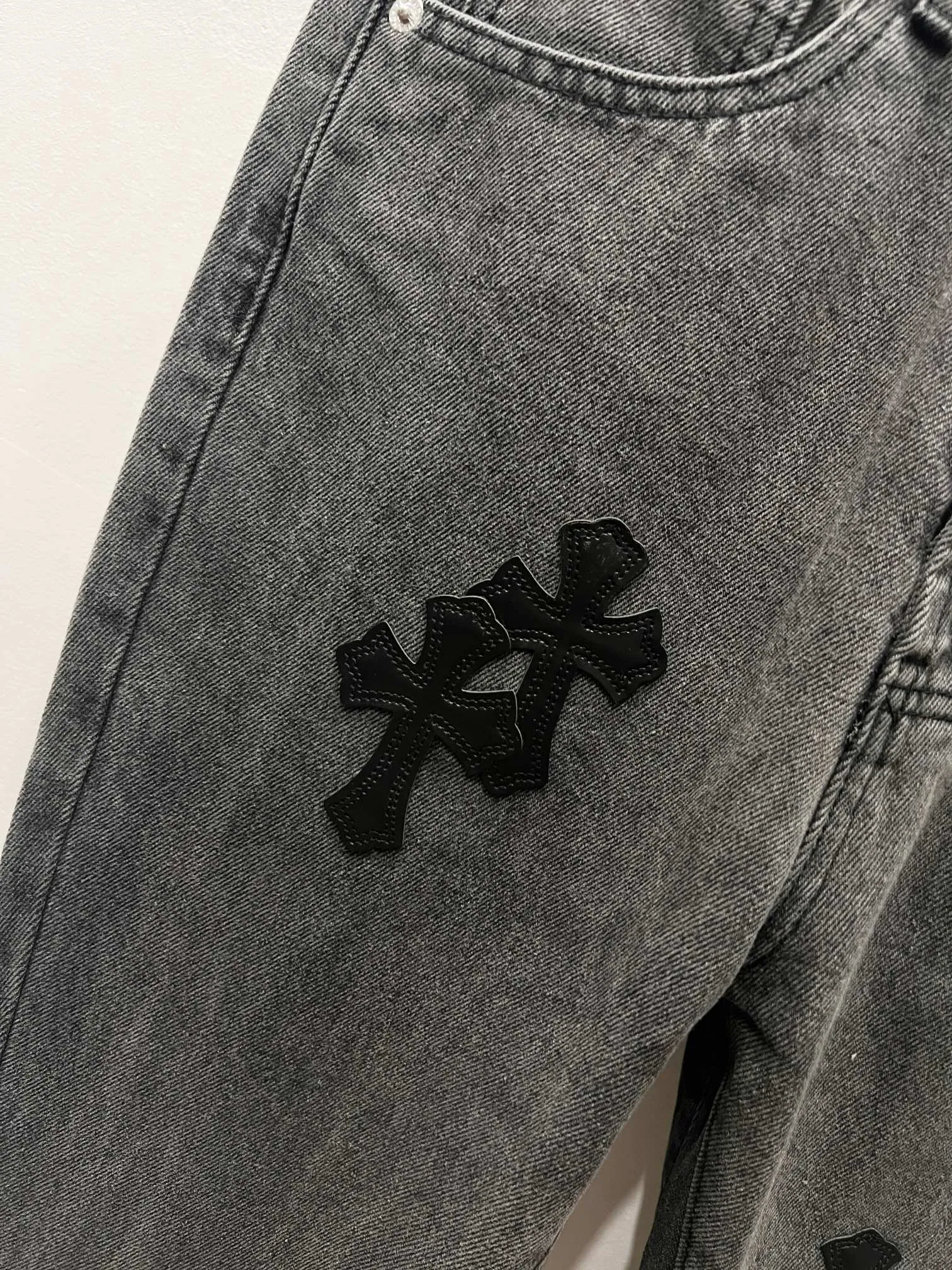 P260 Style number: (A002) GALLERY DEPT. Co-branded 2025 new black cross-leather splicing couple's style loose washed flared jeans 🔥High version🔥High version🔥 Top ceiling quality Styles with different washed textures are very friendly to people with thin legs and thick legs. The slightly flared version is very flattering. Moderate length that never goes out of style, easy to match with casually, basic styling for various styles, a must-have in the wardrobe! The fabric is stiff but also makes the upper body soft without losing texture. The washing process is even more perfect. It is a must-have item for everyone! ! ! Washed wheat, tag, pants label, three complete labels Color: washed black, washed blue Size: 28, 30, 32, 34 (four sizes)